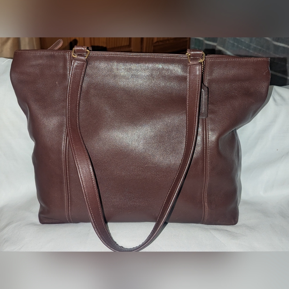 Vintage Coach Lightweight Tote In Glove Tanned Mahogany Leather. 4065 - Picture 2 of 14